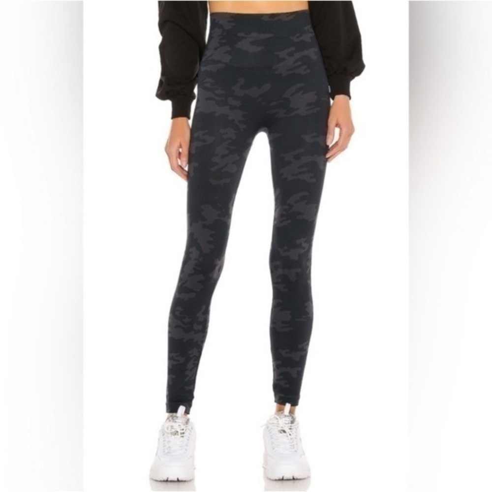Spanx Look At Me Now Seamless Black/Gray Camo Leggings 1X